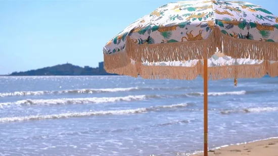 Sombrilla de playa de viaje al aire libre revestida de madera de aluminio de 200 cm con borlas